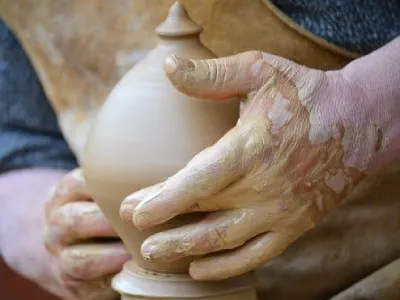 Manos de alfarero realizando una figura de barro artesanal en Agramunt