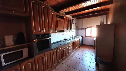 cocina-grande-casa-rural-lleida-cal-curpets-agramunt-lleida Grande cocina totalmente equipada en Cal Curpets, la casa para turimo rural cerca de Barcelona en Lleida