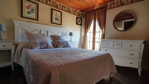 habitación-cleo-casa-rural-lleida-cal-curpets Habitación cleo de diseño rustico de la casa cal curpets de reserva yalojamiento rural a lleida, agramunt
