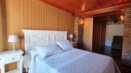 habitación-keops-casa-rural-lleida-cal-curpets Habitación de 2 plazas con cama de diseño rústico de la casa rural Cal Curpets en Puigverd d'Agramunt
