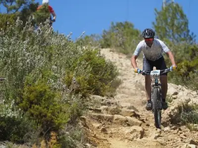 Ciclista en ruta en bicicleta BTT cerca de Agramunt, Lleida